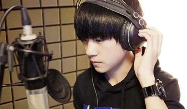 易烊千玺哭晕厕所事件_高三网