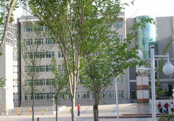 新疆 正文    学院位于乌鲁木齐市西北路499号,依托新疆大学雄厚的办