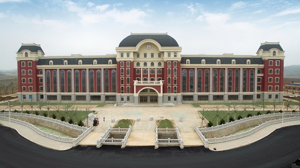 辽宁师范大学海华学院是全日制普通本科学院,全日制在校生6566人。校园占地面积540亩,图书馆藏书30多万册。学院图书馆、阅览室、多媒体教室、计算机实验室、语音实验室、模拟法庭、画室、摄影棚、真草足球场、篮球场、羽毛球场等教学设施完备;学生宿舍、餐饮中心、浴池等生活设施齐全服务周到。